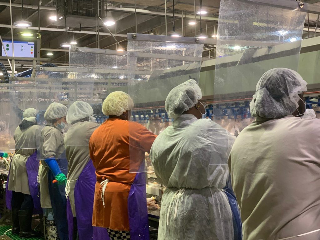 Tyson Foods instaló barreras plásticas entre las estaciones de trabajo en sus plantas de carne y aves para proteger contra la transmisión del coronavirus.